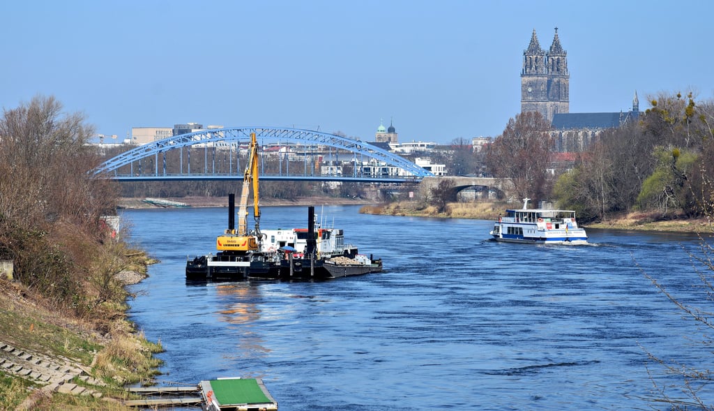 Zur Befestigung des Elbufers werden in Magdeburg Bruchsteine aufgeschüttet.