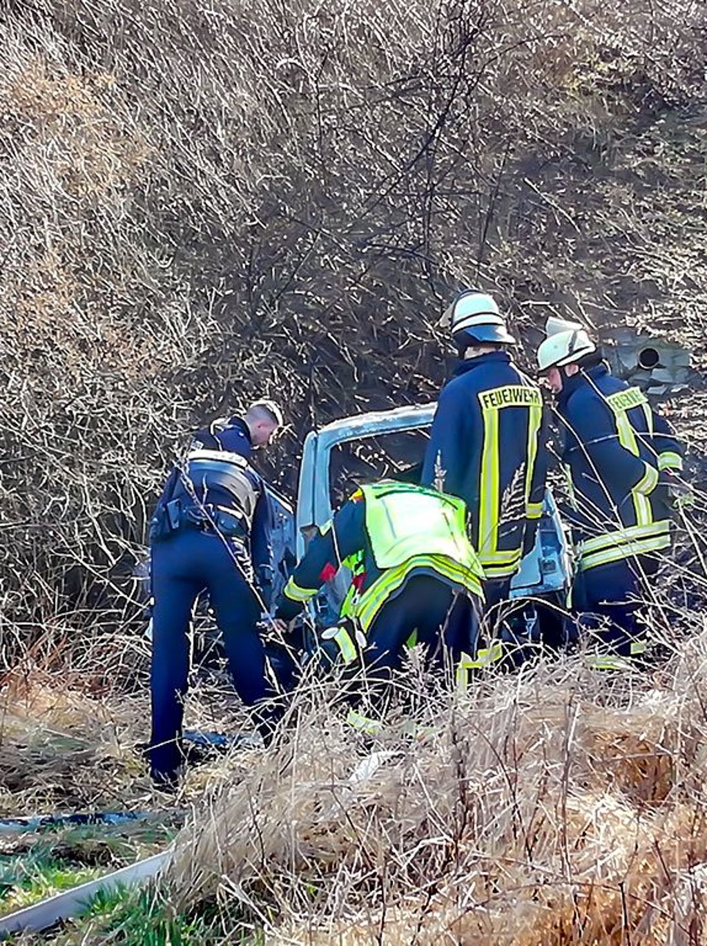 In einem Gebüsch unter der Umgehungsstraße in Richtung Industriepark brannte am Montag ein Pkw. Dieser war vorher in Göbitz gestohlen worden.