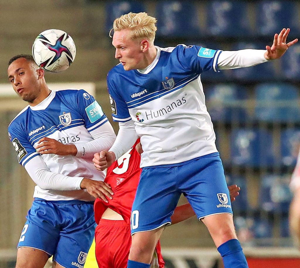 Julian Rieckmann (r.) setzt zum Sprung in die Startelf an: Der 21-jährige FCM-Profi hat allerdings starke Konkurrenz vor sich und muss sich deshalb über die Trainingsleistung beweisen.