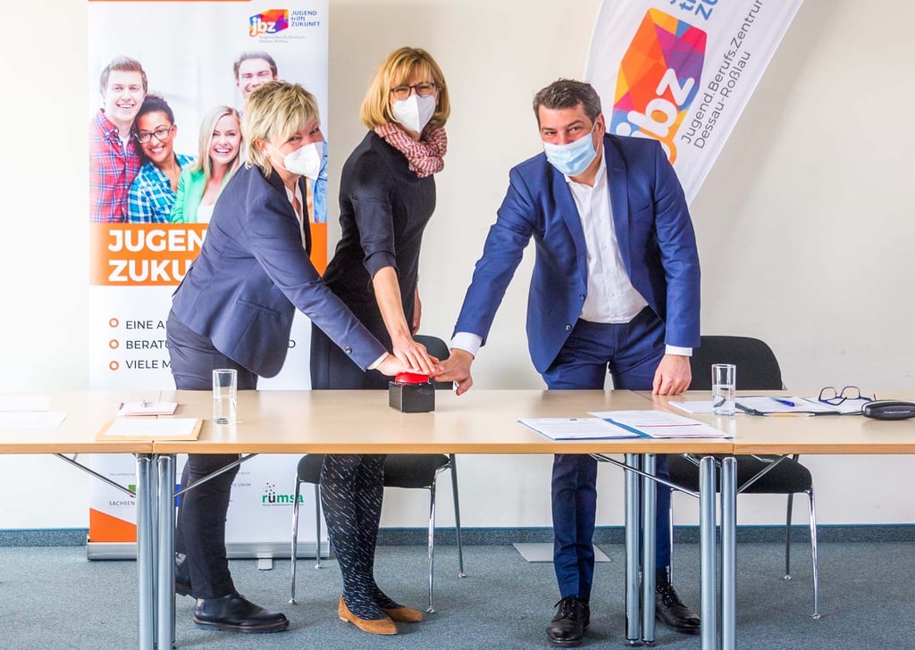 Symbolischer Start für die Praktikumsbörse des Jugend.Berufs Zentrums : Ines Blaschczok, Birgit Ruhland, Jens Krause drücken symbolisch den „roten Knopf“.