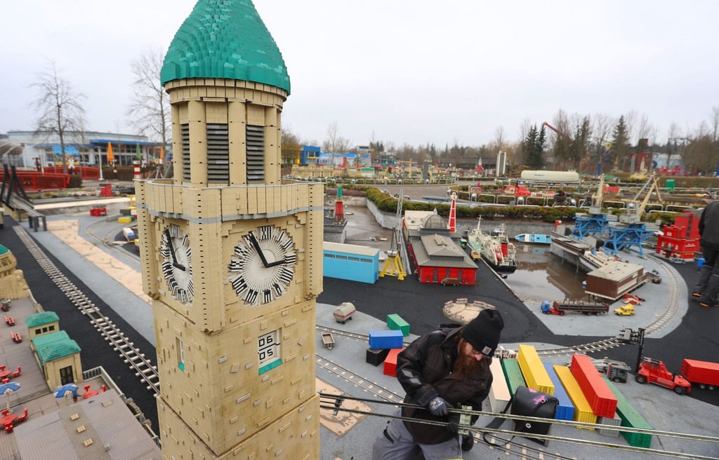 Mitarbeiter des Freizeitpark Legoland bereiten die diesjährige Saisoneröffnung vor. Gleichzeitig wird an einem Themengelände mit neuer Achterbahn gebaut. Die Eröffnung auf einem 1,2 Hektar großen Areal ist 2023 geplant.