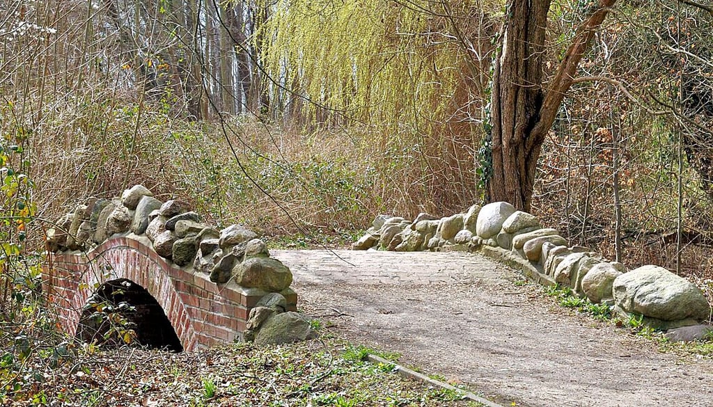 So präsentiert sich die kleine Bogenbrücke im Volkspark heute.