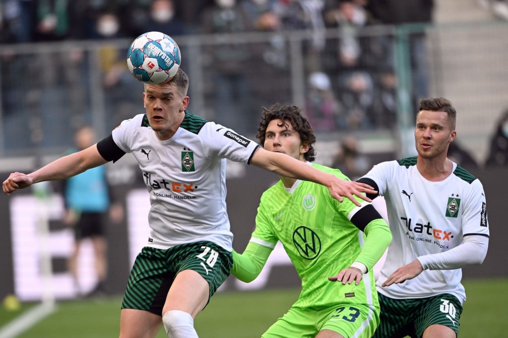 Matthias Ginter (l) wird Borussia Mönchengladbach zum Saisonende ablösefrei verlassen.