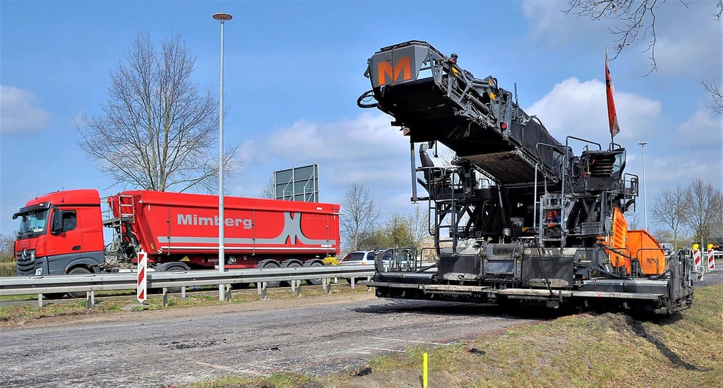 Während die eine Richtungsfahrbahn mit einer neuen Schwarzdecke versehen wird, läuft der Verkehr in beide Richtungen auf der anderen Fahrbahn.