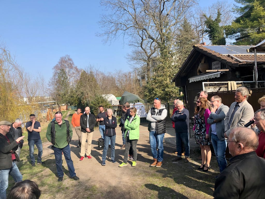 Viele Anwohner, Stadtpolitiker und Umweltaktivisten haben am Freitag das Gespräch mit der Stadtverwaltung zum geplanten Ausbau des Saaleradwegs zwischen Böllberg und Wörmlitz gesucht. Foto: Tanja Goldbecher