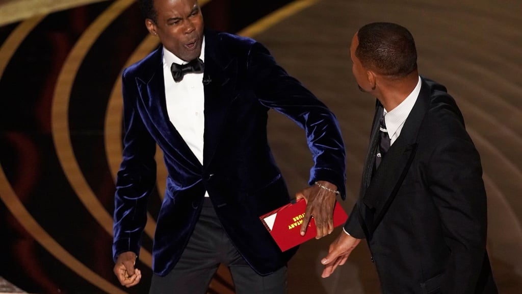 Moderator Chris Rock bekommt von Will Smith eine Ohrfeige versetzt.
