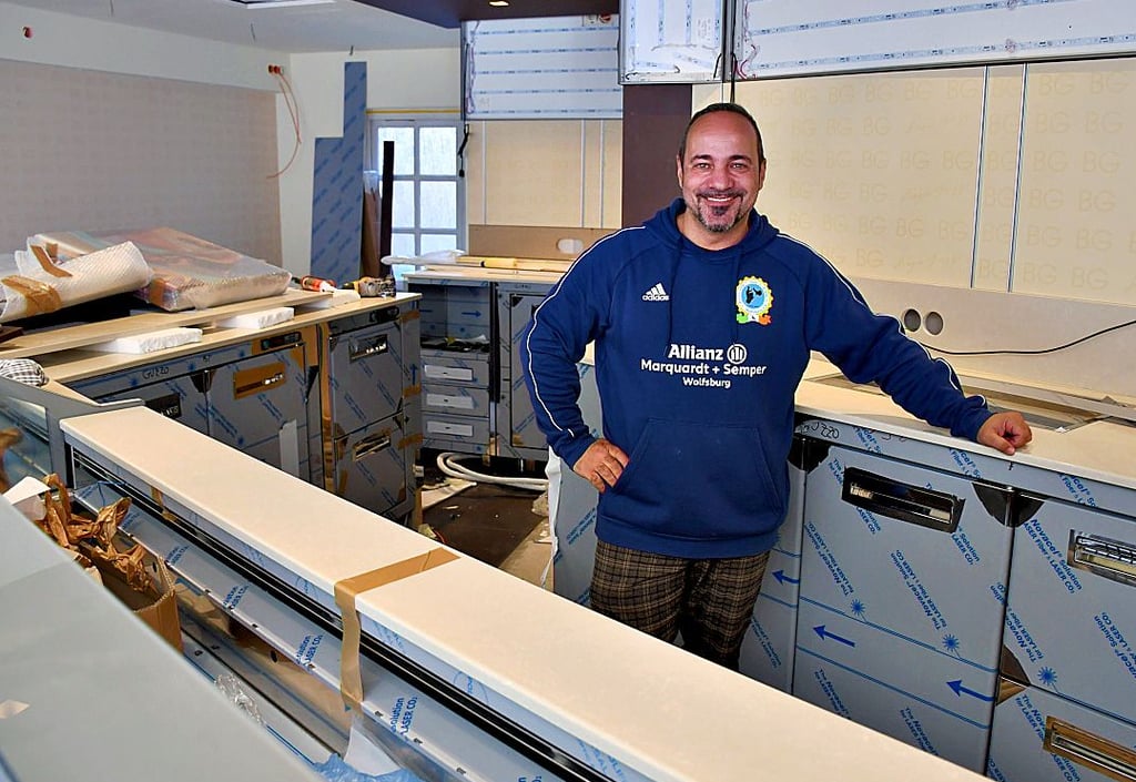 Biagio Guzzo im Tresenbereich des neuen gastronomischen Geschäfts.