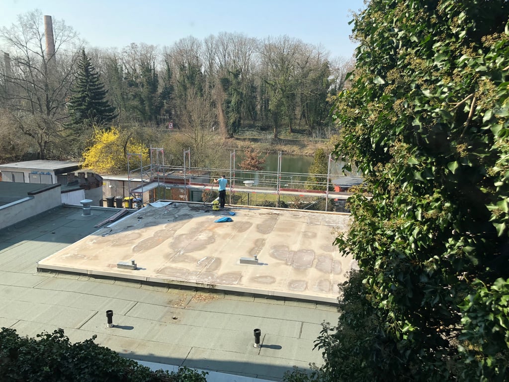 Die Baustelle am Pfälzer Ufer von der Seite der Anwohner aus betrachtet.