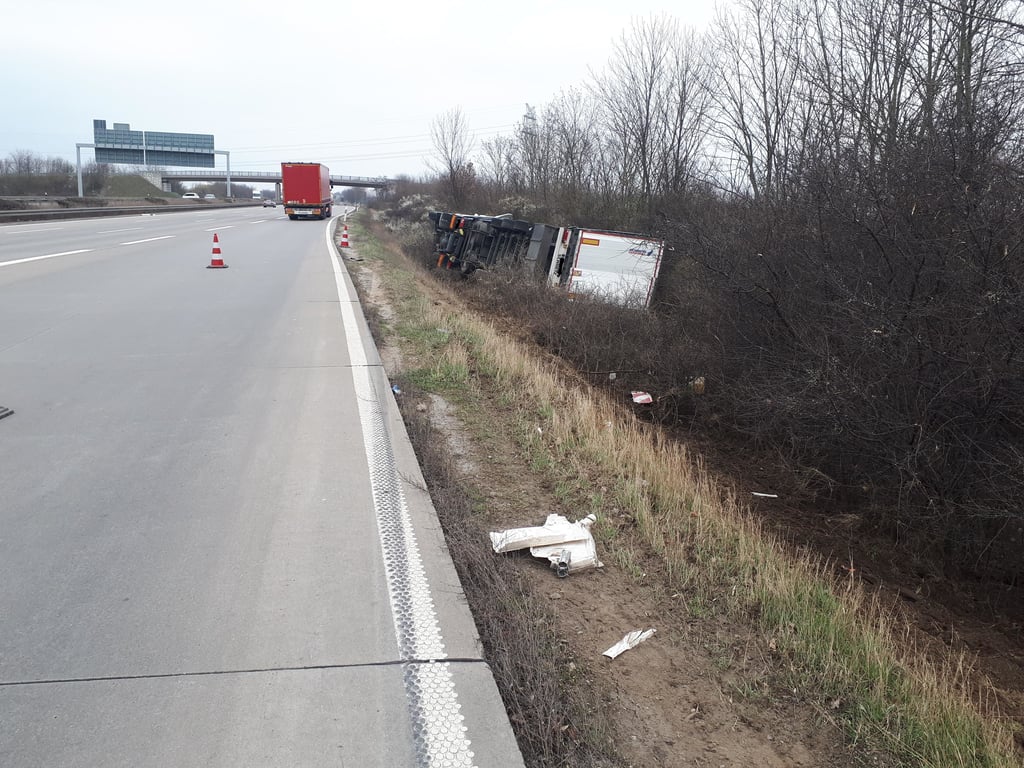 Ein Lkw-Fahrer ist am Dienstag (29. März) auf der A2 bei Magdeburg in Richtung Berlin von der Fahrbahn abgekommen. Der Sattelzug kippte im Graben zur Seite.