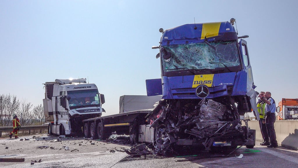 Lkw sollen mit Sensorik-Koffern, die die Daten des Fahrtenschreibers beim Vorbeifahren auslesen kann, überprüft werden.