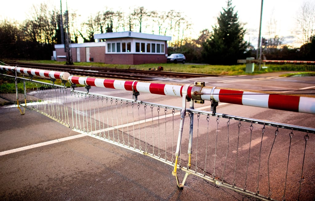 Weil unbekannte Täter das Stromkabel einer Bahnanlage in Remkersleben im Landkreis Börde gestohlen haben, öffneten sich die Schranken nicht mehr. Dies führte zu Behinderungen im Straßenverkehr.