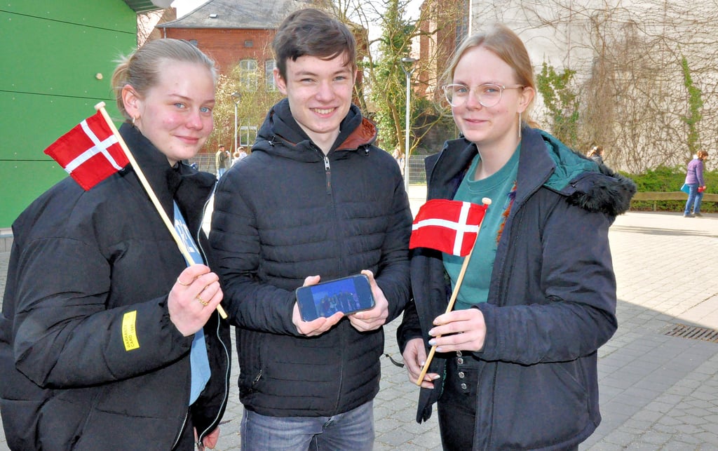 Die Jahngymnasiasten Isabel Rietz (von links), Jannes Laukert und Leonie Theiß tauschten Erinnerungen über ihre Fahrt zur Partnerschule in Dänemark aus.