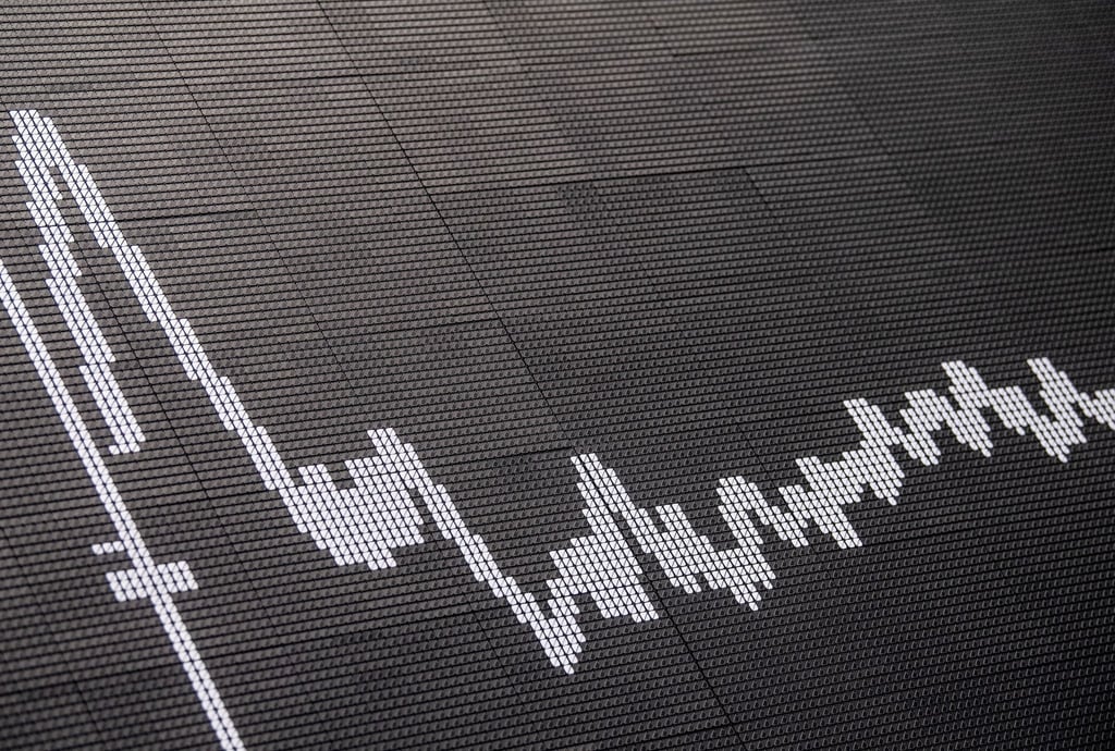 Die Dax-Kurve im Handelssaal der Deutschen Börse in Frankfurt (Archivbild).