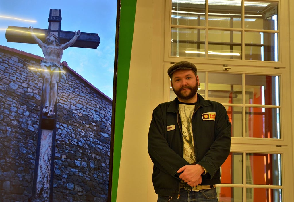 Der Regisseur Anton Kurt Krause im Kunstmuseum des Klosters Unser Lieben Frauen in Magdeburg. Hier findet seit 25. März 2022 seine Inszenierung von "NippleJesus" statt. Thema des Stücks: das Verhältnis von Kunst zu Religion.