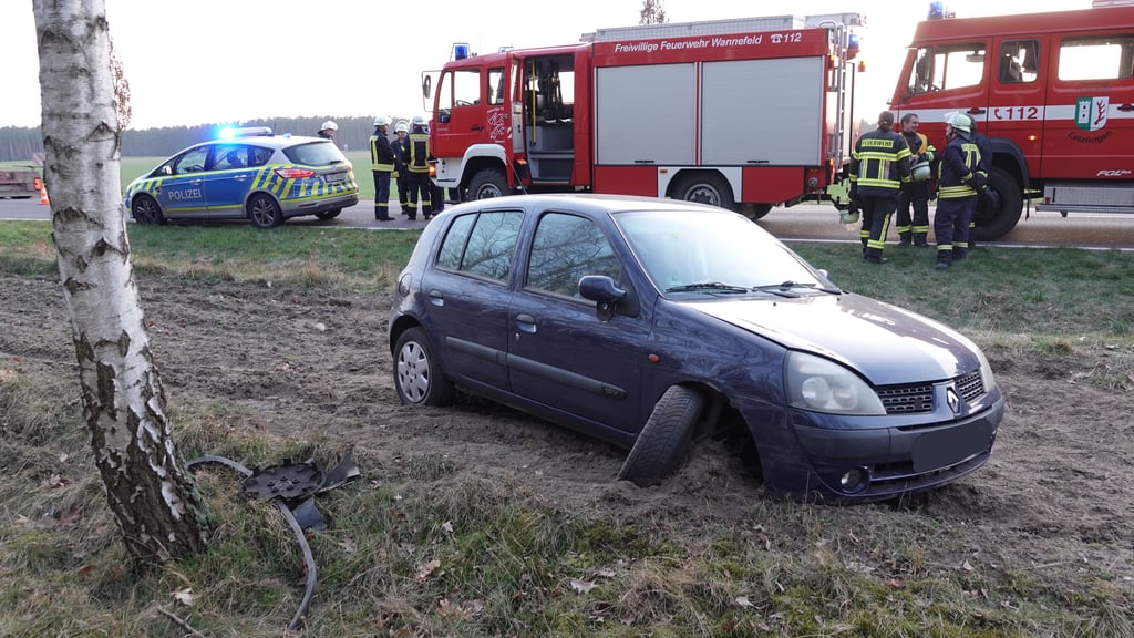 Wegen der Unfallaufnahme und der Bergungsarbeiten kommt es derzeit in Richtung Gardelegen noch zu Behinderungen.