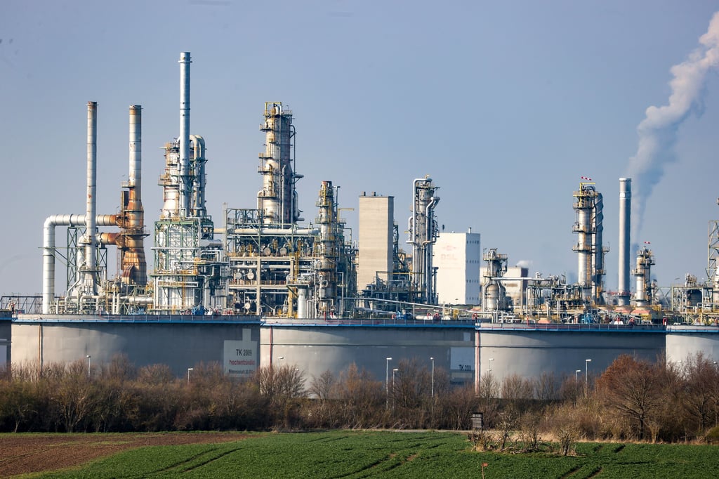 Anlagen der Total-Raffinerie ragen hinter einem Tanklager in die Höhe: Den Unternehmen am Chemiestandort Leuna steht am Montag ein Besuch des Bundeswirtschaftsministers Robert Habeck (Grüne) bevor.