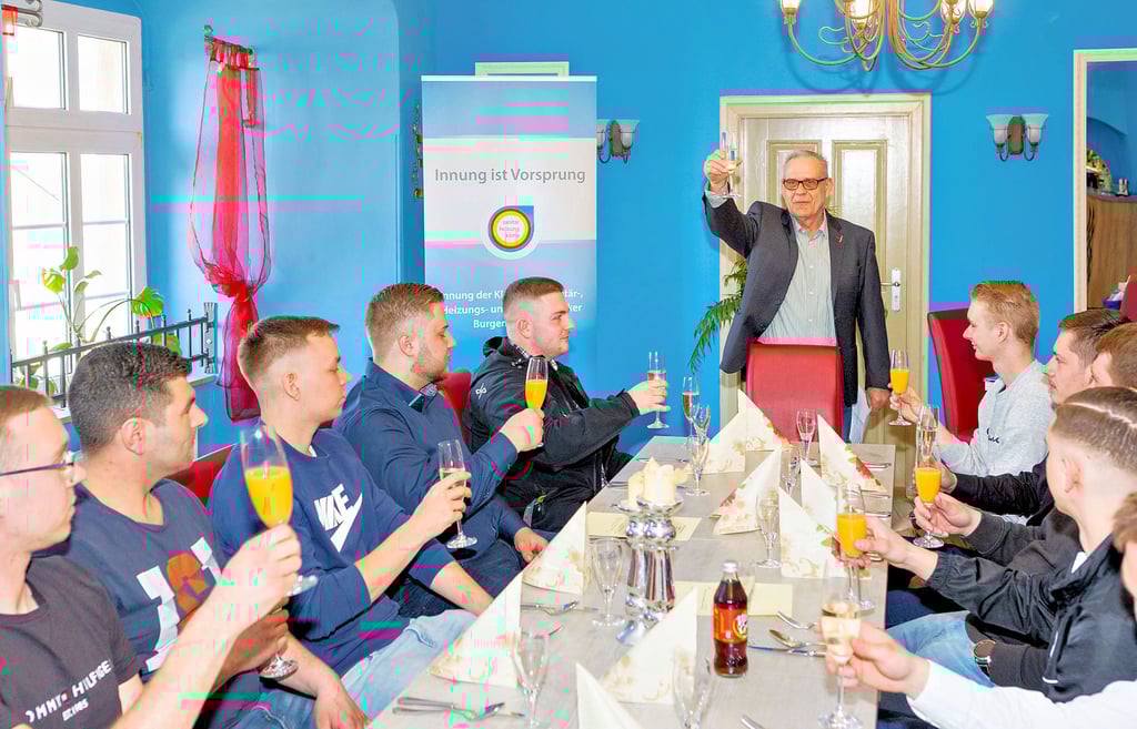 14 Azubis erhielten im Schlossrestaurant Droyßig ihren Gesellenbrief und somit die Freisprechung. Sie stoßen mit Klaus Andrae an.