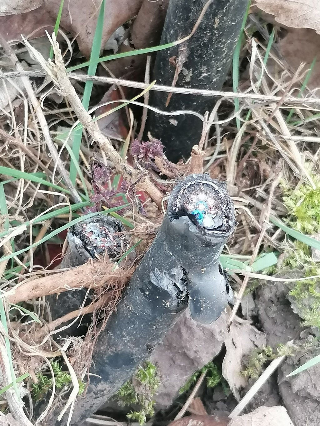 Unbekannte Täter haben die Stromkabel abgetrennt und mitgenommen. Die geschlossenen Schranken führten zur Einschränkung und Behinderung des Straßenverkehrs.