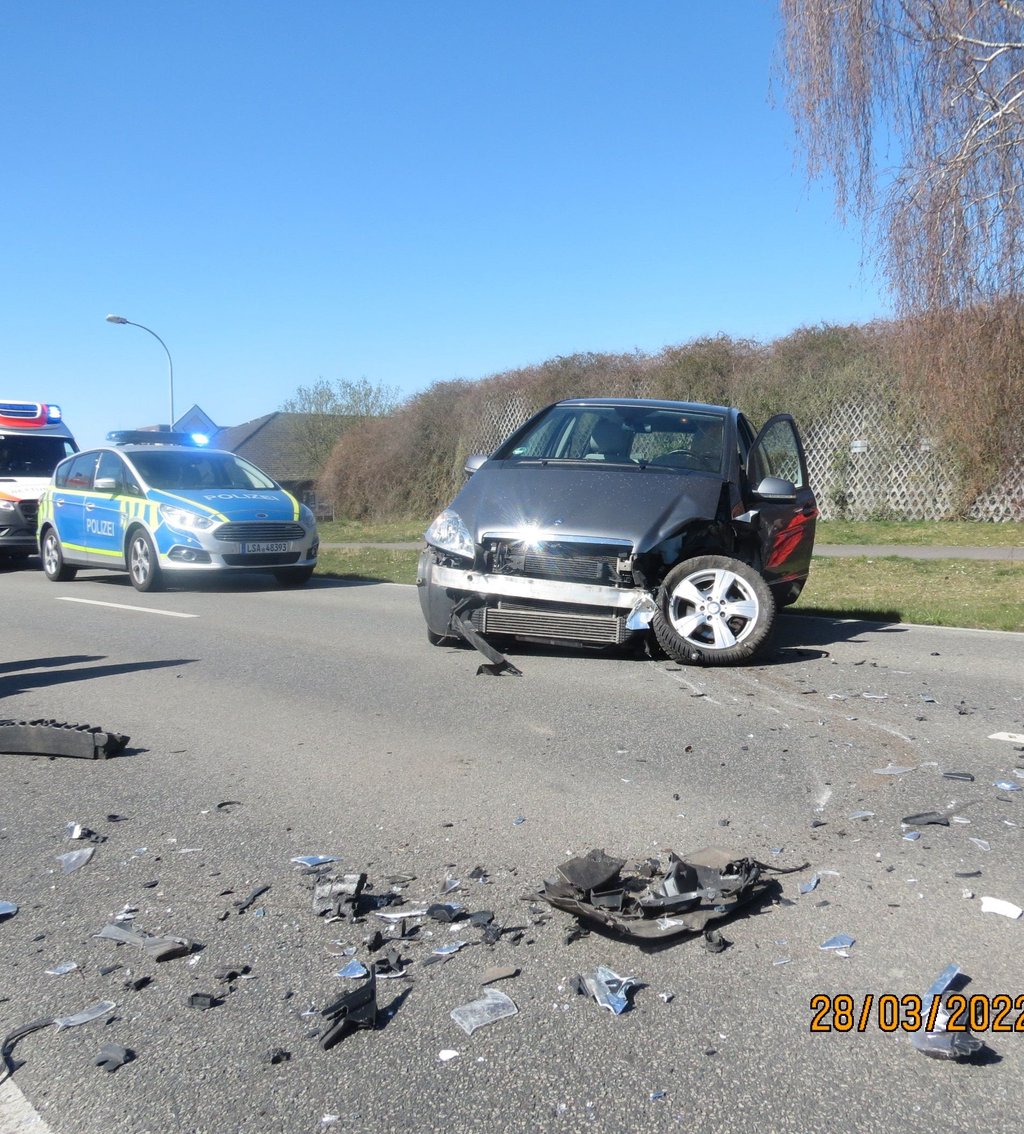 Eine 86-jährige Autofahrerin ist am Montag in Salzwedel auf der Arendseer Straße auf die Gegenfahrbahn gekommen. Dort stieß sie mit einer 77-jährigen Golffahrerin zusammen, die mit einem 11-jährigen Mädchen unterwegs war.