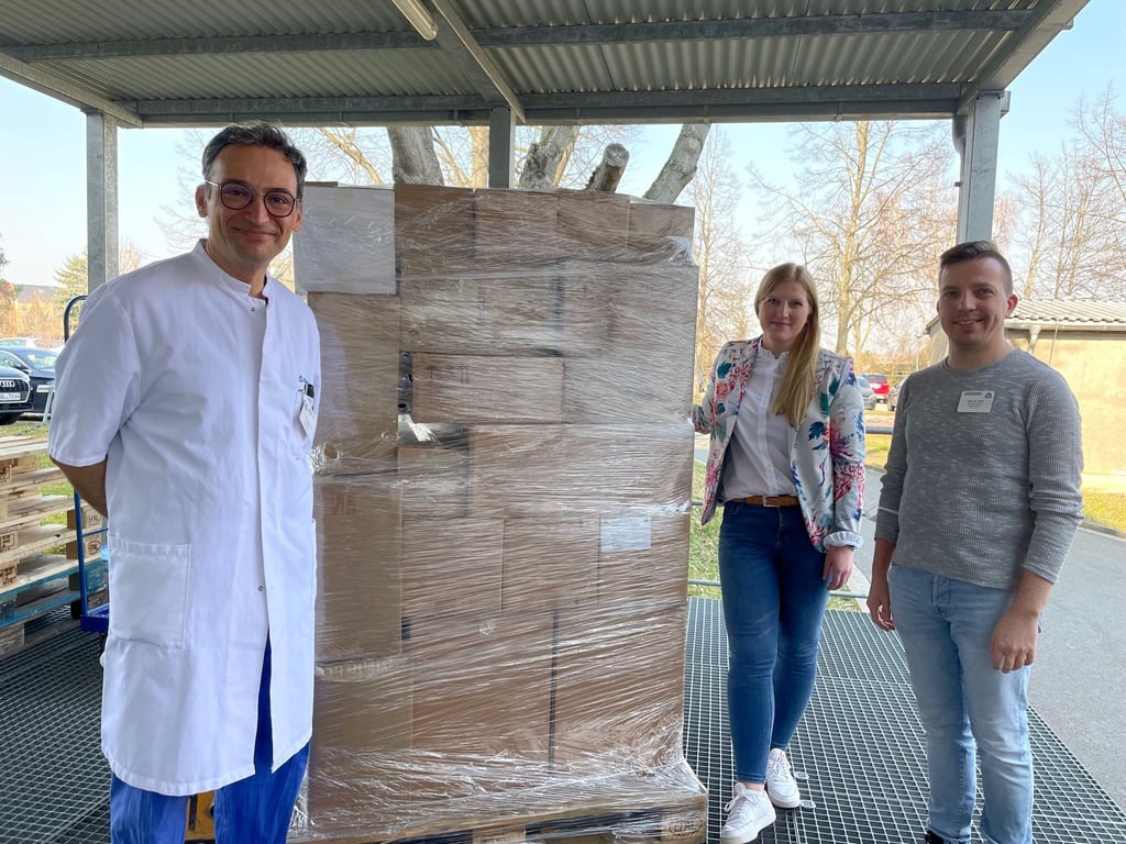Kardiologie-Chefarzt Dr. Burcin Özüyaman, Geschäftsführerin Hannah Gilles und Einkaufs-Leiter David Held (v. l.n.r.) schicken die Lieferung von medizinischem Material für die Ukraine auf den Weg.