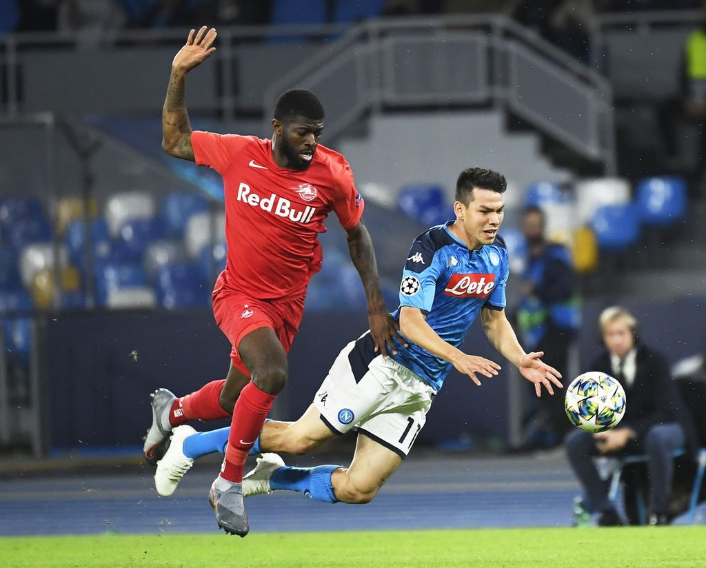 Salzburgs Jérôme Onguéné (l) kämpft mit Neapels Hirving Lozano um den Ball.