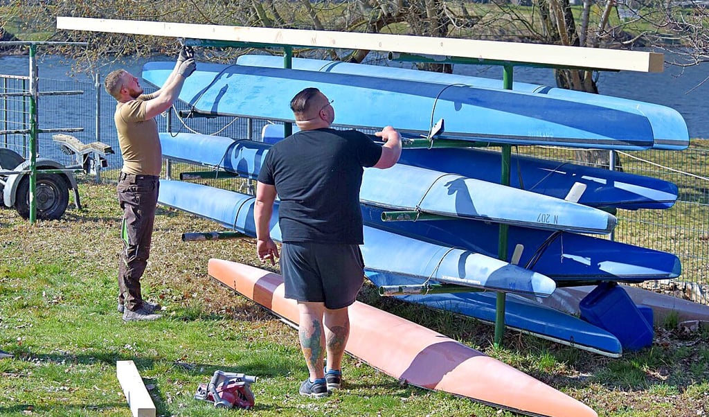 Ein Dach für die etwas älteren Boote, die im Freien aufbewahrt werden, soll entstehen: Franz Müller (r.) und Tobias Halang hoffen, dass es klappt.
