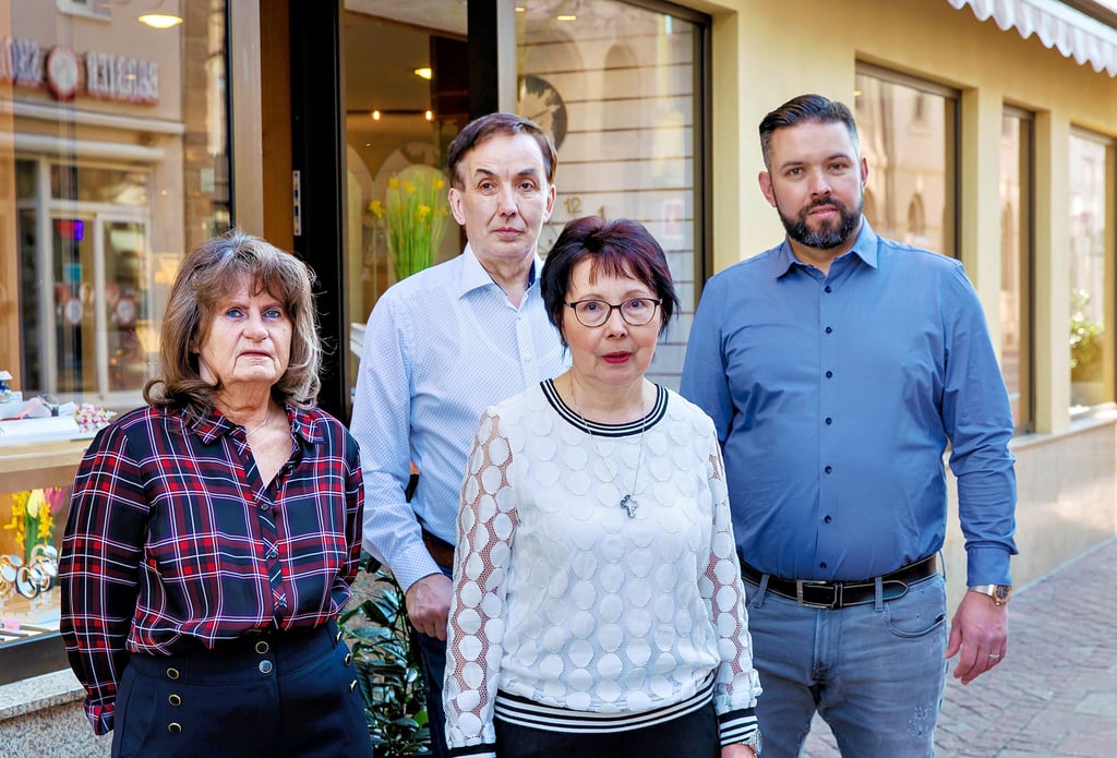 Zum Team des Uhren- und Schmuckgeschäfts gehören neben Michael und Ralf Köpke (re.) auch Karin Schnurre (li.) und Bärbel Köpke.