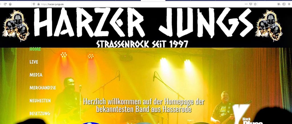 Bislang präsentierte sich die Band „Harzer Jungs“ auf ihrer Internetseite mit der Schriftart Caesar Dressing, bei der die „S“ an die SS-Runen der Nazis erinnern. Dies wurde nun geändert.