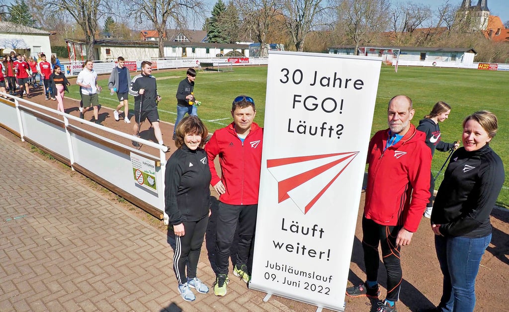 Das Motto des Jubiläumslaufes steht nun auch in bedruckter Form bereit. Vorn von links die Sportlehrer Cornelia Langer, Sebastian Knobbe, Ralf Försterling und Martha Hausmann. Übrigens können die Laufstrecken am 9. Juni wie von den Schülern im Hintergrund auch – mit oder ohne Stöcke – gehend absolviert werden.
