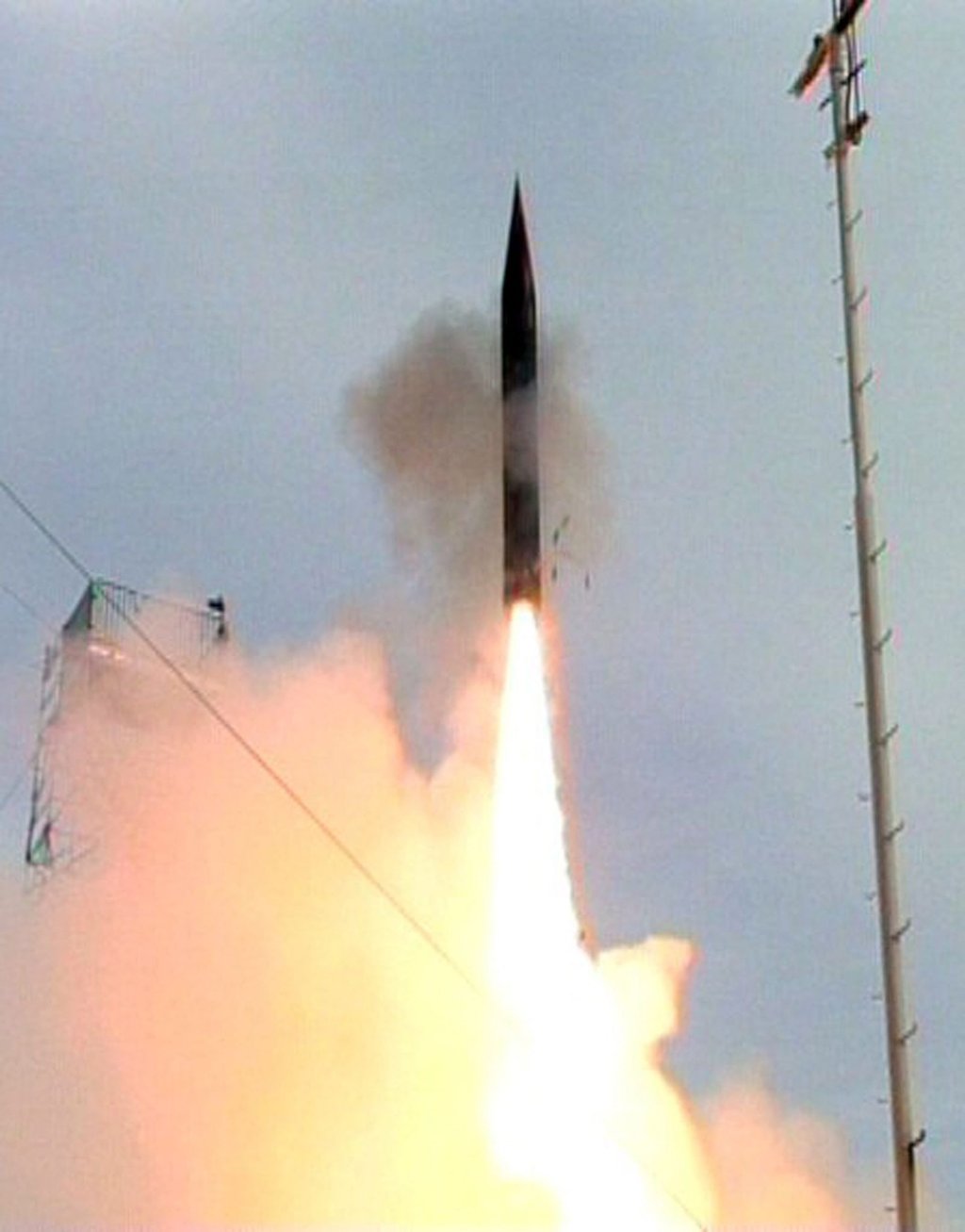 Die vom israelischen Verteidigungsministerium zur Verfügung gestellte Aufnahme zeigt eine „Arrow 3“-Abfangrakete (Archivbild). Bundeskanzler Scholz erwägt ein Raketenschutzschild für Deutschland.