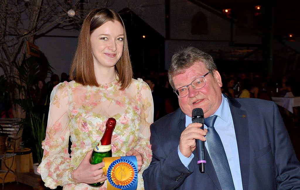 Ein gut gelaunter Kreisvorsitzender Detlef Bock ehrte Anni Kamieth mit einer Schärpe.