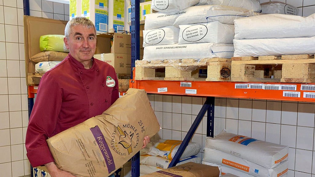 Olaf Buchholz im Lager seiner Backstube in Beuster mit einem Sack Roggenvollkornmehl aus regionaler Herstellung.