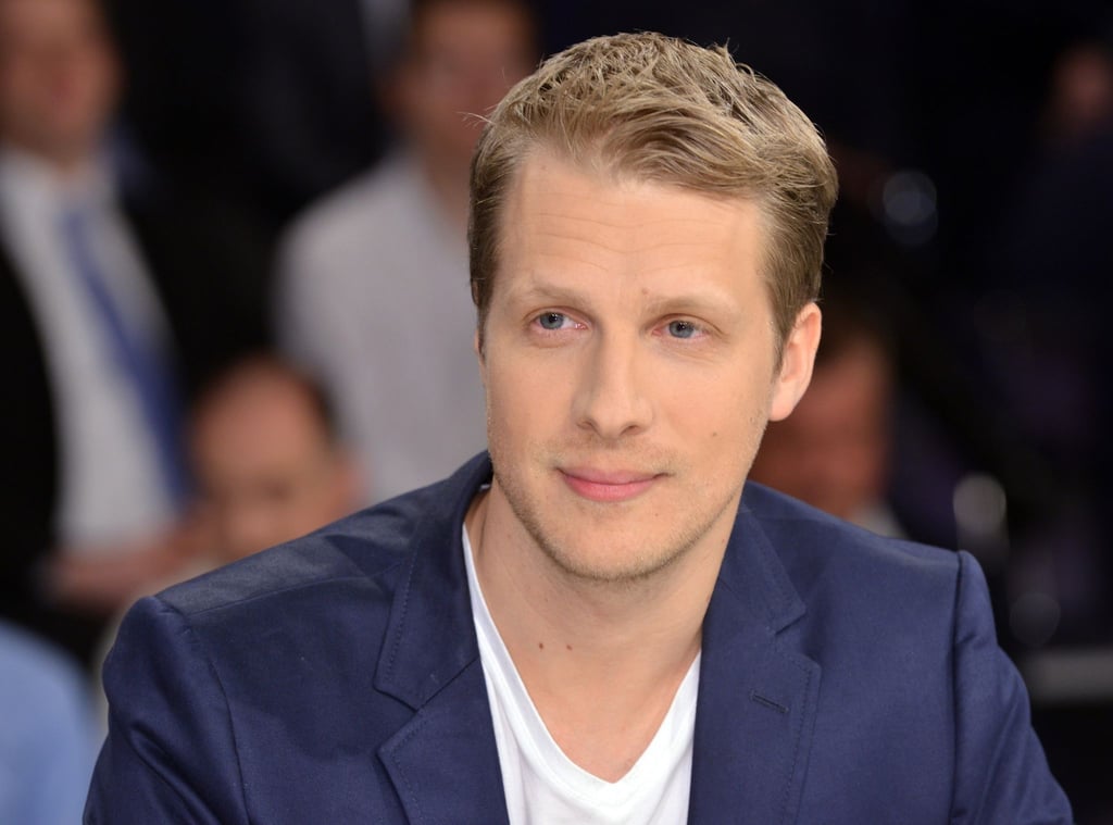 Oliver Pocher sitzt in der ersten Reihe bei einem Boxkampf, als er von einem Mann attackiert wird. (Archivbild)