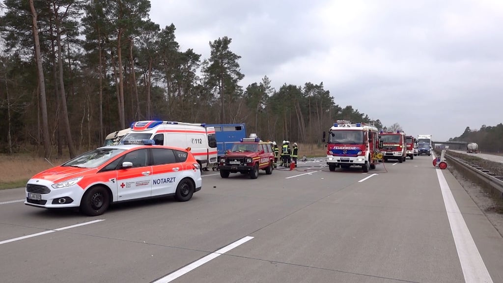 Die A2 musste voll gesperrt werden.