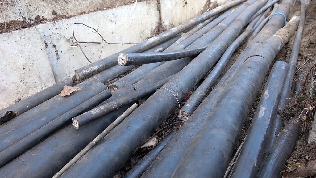 Die Kabel wurden von Unbekannten durchtrennt.