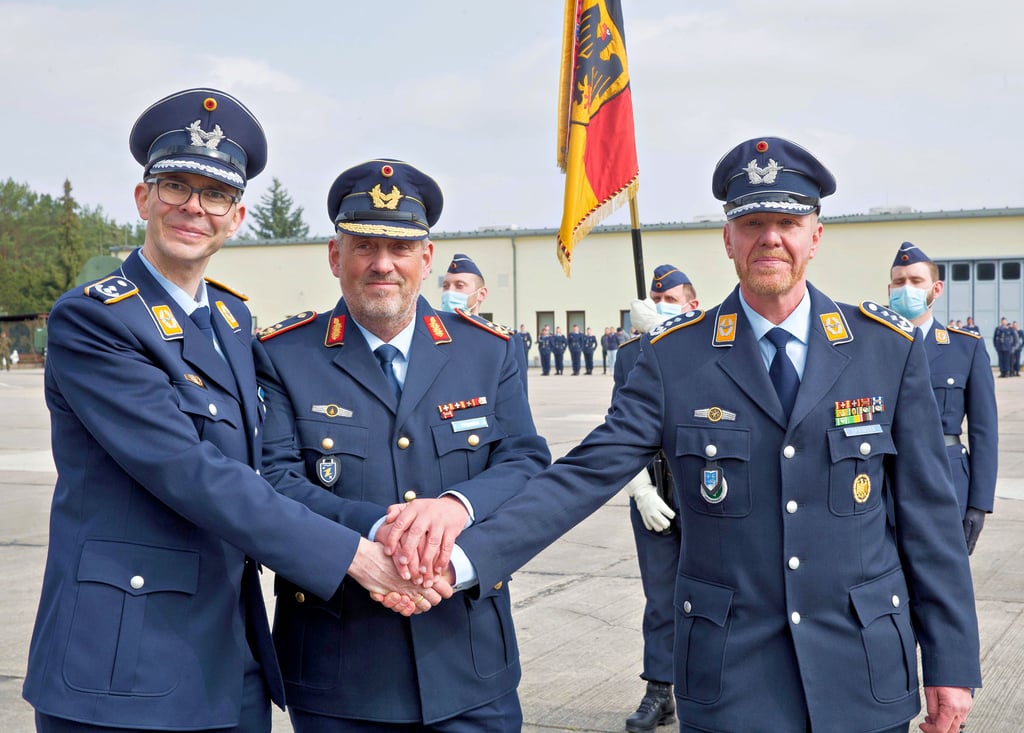 Generalmajor Michael Hogrebe (Mitte), Oberstleutnant Karsten Olf (links) und Oberst Andreas Springer besiegelten am Dienstagnachmittag mit einem Handschlag die Kommandoübergabe des Holzdorfer Einsatzführungsbereiches 3.