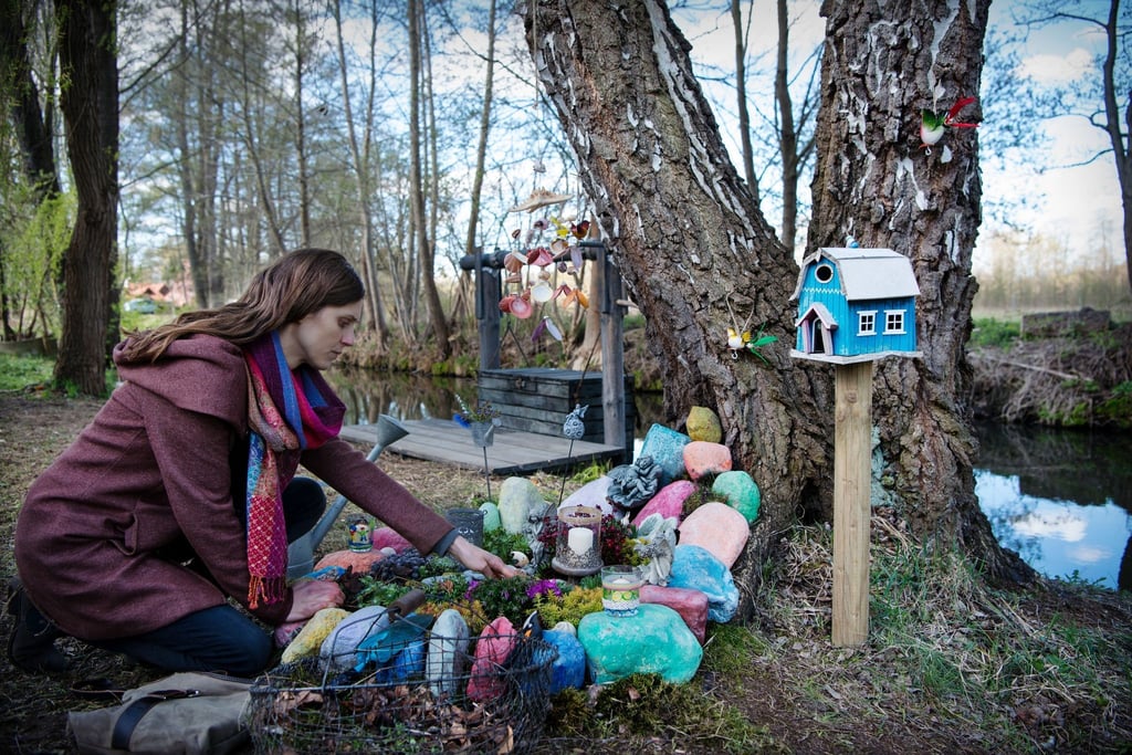 Jasmin Heyse (Sophie Lutz) trauert an der Gedenkstätte für ihre tote Tochter.