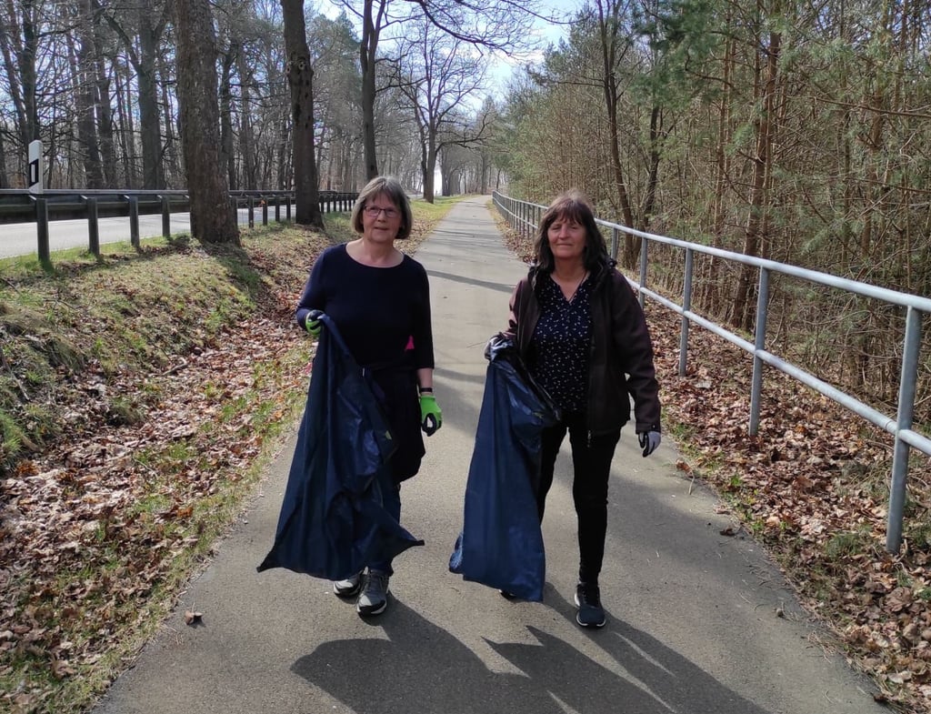 Dorlis Reimann (links) und Vera Meyer suchten den Radweg Richtung Brome nach Müll ab.