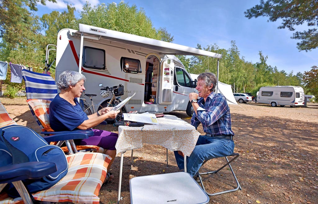 Camping steht im Landkreis Anhalt-Bitterfeld hoch im Kurs. Im Heide-Camp Schlaitz hat Seniorchef Walter Berger (r.) immer ein Ohr für Besucher.