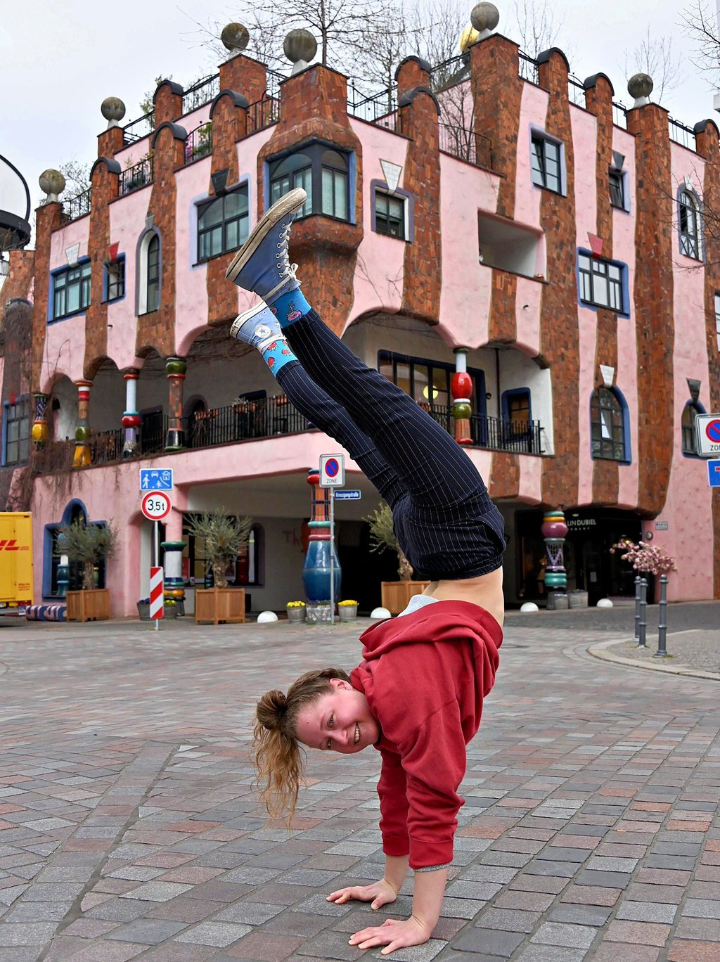 Mal schnell in den Handstand gehen für ein Foto, ist mühelos für die Magdeburgerin Kira Rabenstein.