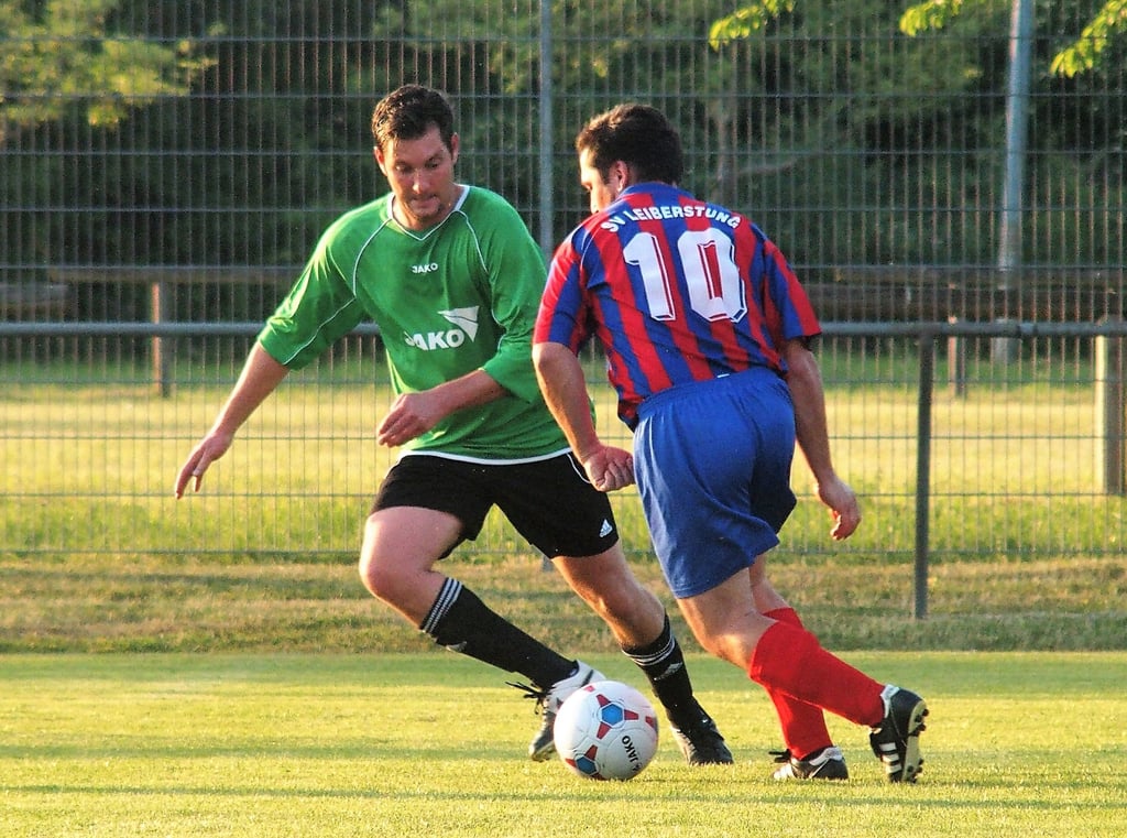 Daniel Retsch (l), Bürgermeister von Weisenbach im Landkreis Rastatt, will in die Fußball-Nationalmannschaft der Bürgermeister.