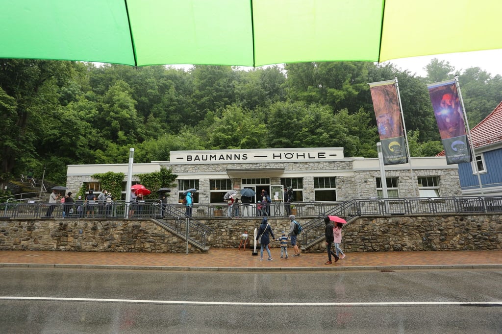 Besucher stehen am Eingang zur Baumannshöhle. Die Höhle wurde im 16. Jahrhundert entdeckt und gilt als die älteste und bekannteste Schauhöhle Deutschlands.
