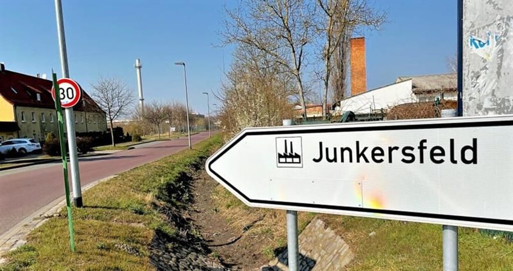 Nur noch das Schild des Gewerbegebiets erinnert heute an den ehemaligen Standort der Flugzeugwerke.