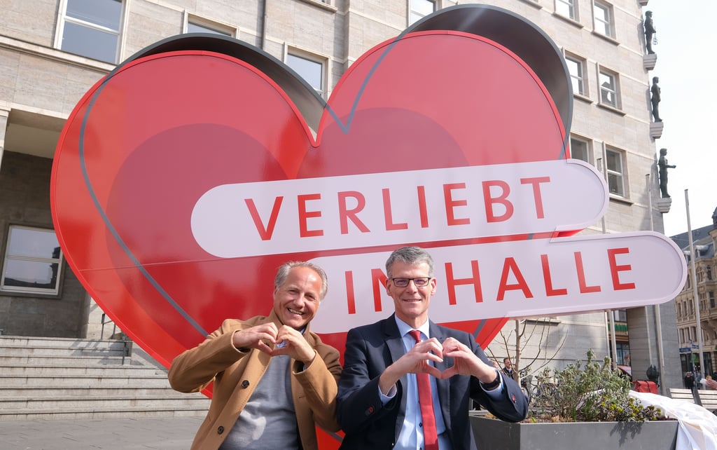 Marketing-Chef Mark Lange (links) und Bürgermeister Egbert Geier haben das neue Fotomotiv auf dem Markt eingeweiht.