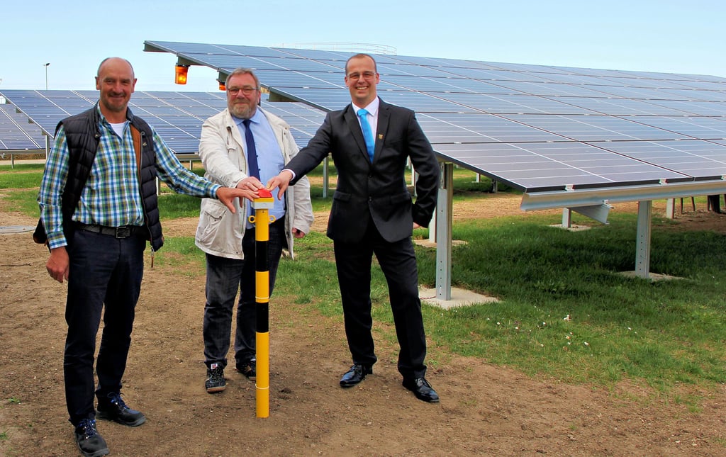 Dieter Rode (Oewa-Geschäftsführer, von links), Bürgermeister Hans-Werner Kraul und Aufsichtsratsvorsitzender Sven Groneberg drücken den roten Buzzer: Die neue Photovoltaikanlage ist damit offiziell in Betrieb.