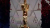 Eine Oscar-Statue funkelt im Sonnenlicht.