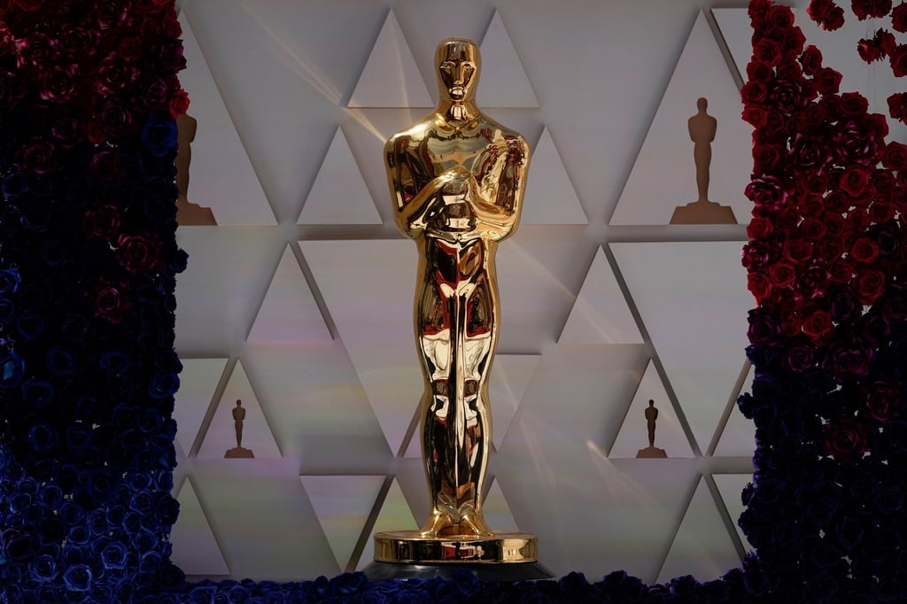 Eine Oscar-Statue funkelt im Sonnenlicht.