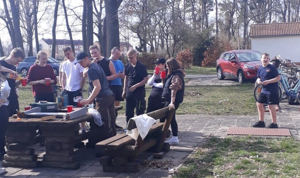 Viele Jugendlichen waren beim Arbeitseinsatz am Jugendclub aktiv.