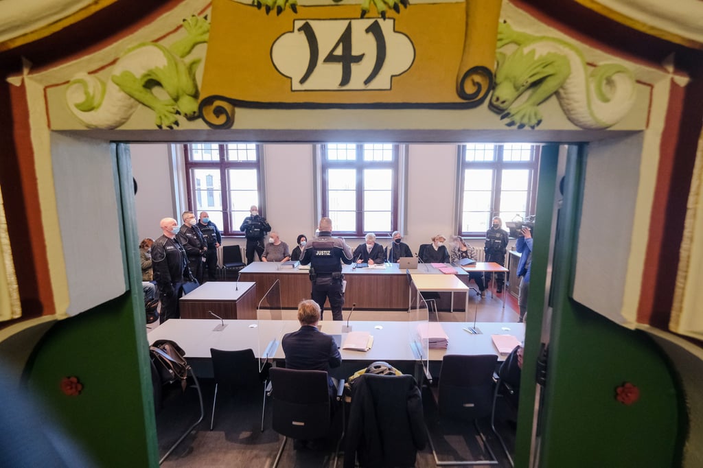 Drei Angeklagte müssen sich wegen eines Mordes in Neustadt verantworten. Am Mittwoch sagte die Frau aus, die mit dem Ehemann des Opfers ein Verhältnis hat.