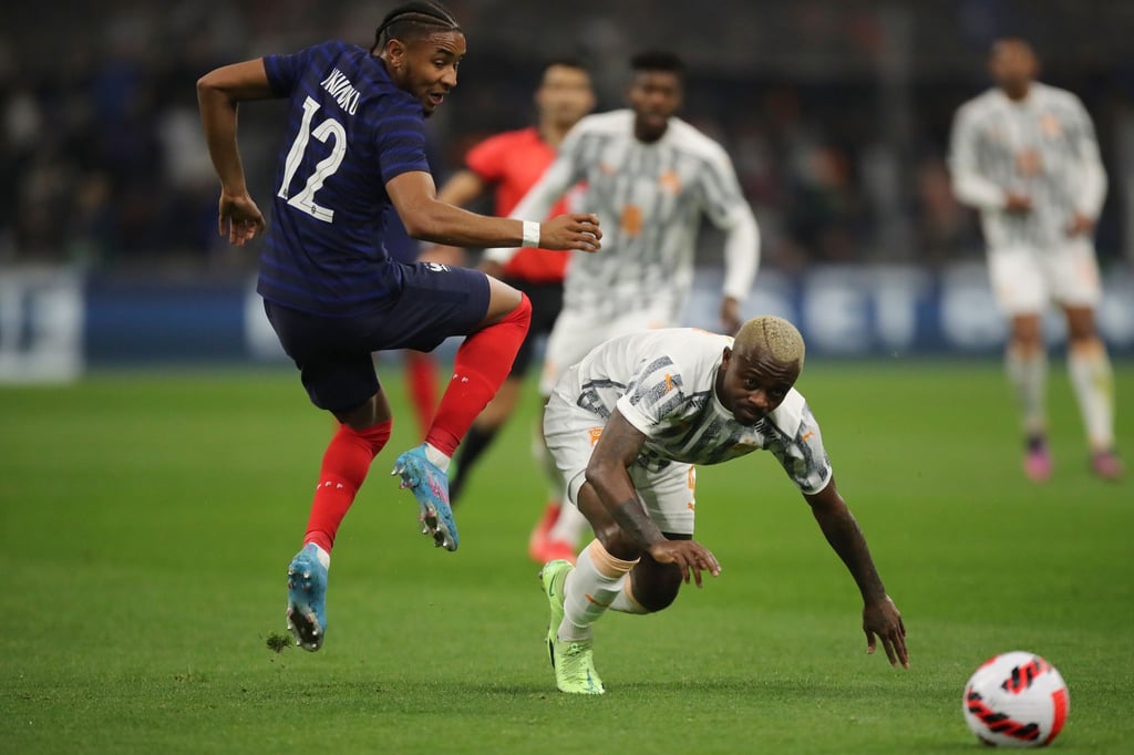 Der Franzose Christopher Nkunku (l) im Zweikampf mit Franck Kessie von der Elfenbeinküste.